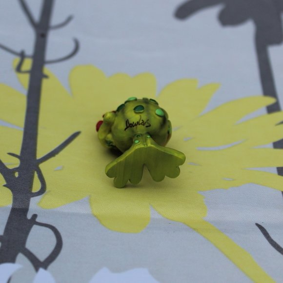 Vintage Douglas Frog Holding Flower Bouquet Figurine. Excellent condition. - Picture 5 of 6